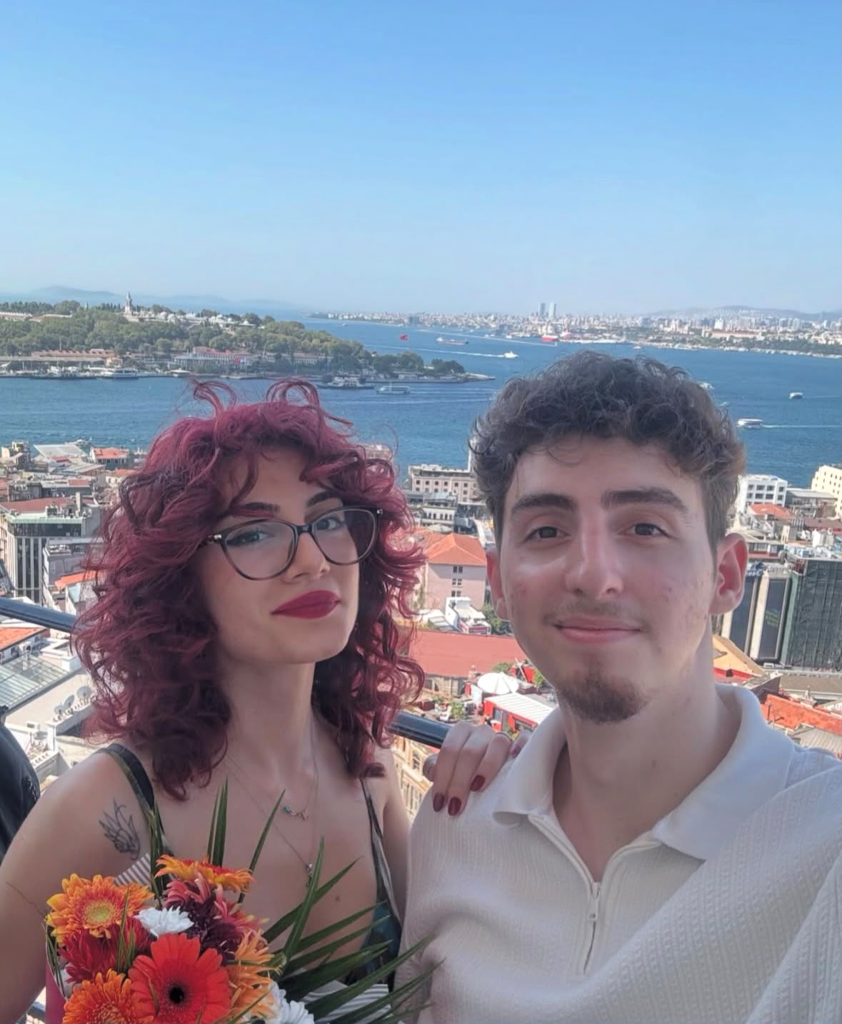 Boğaz manzaralı bir kulede, çiçeklerle