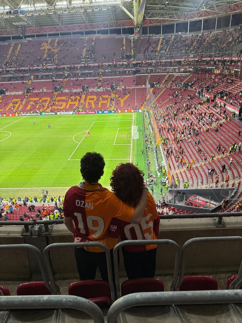 Galatasaray tribününde omuz omuza